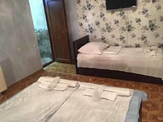 Отель Hotel Good Luck Кутаиси Четырехместный номер с собственной ванной комнатой-5