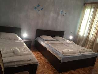 Отель Hotel Good Luck Кутаиси Четырехместный номер с собственной ванной комнатой-6