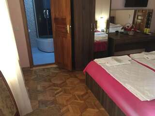 Отель Hotel Good Luck Кутаиси Трехместный номер с собственной ванной комнатой-4