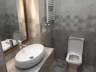 Отель Hotel Good Luck Кутаиси Трехместный номер с собственной ванной комнатой-2