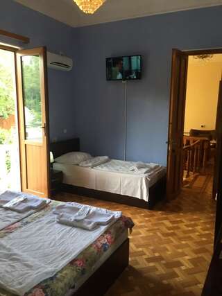 Отель Hotel Good Luck Кутаиси Трехместный номер с собственной ванной комнатой-5