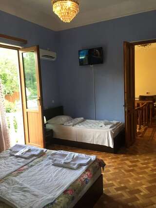 Отель Hotel Good Luck Кутаиси Трехместный номер с собственной ванной комнатой-6