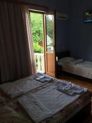 Отель Hotel Good Luck Кутаиси Трехместный номер с собственной ванной комнатой-8