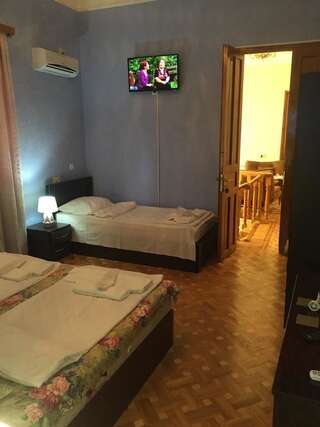 Отель Hotel Good Luck Кутаиси Трехместный номер с собственной ванной комнатой-12