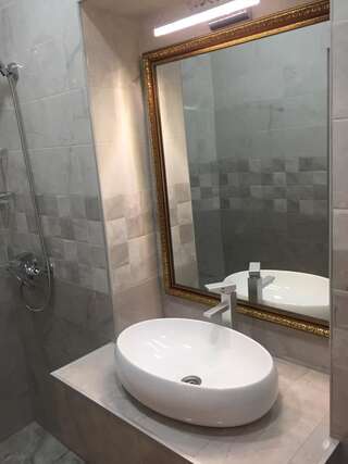 Отель Hotel Good Luck Кутаиси Трехместный номер с собственной ванной комнатой-3