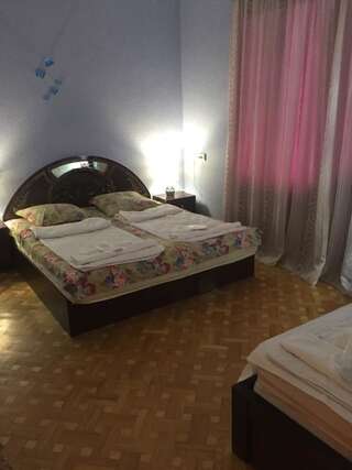 Отель Hotel Good Luck Кутаиси Трехместный номер с собственной ванной комнатой-17