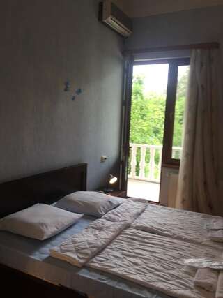 Отель Hotel Good Luck Кутаиси Четырехместный номер с собственной ванной комнатой-1