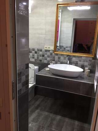 Отель Hotel Good Luck Кутаиси Апартаменты с балконом-34
