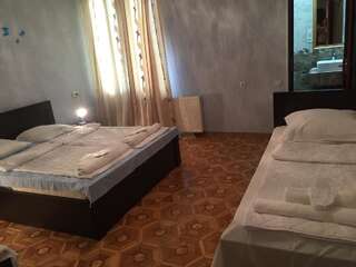 Отель Hotel Good Luck Кутаиси Четырехместный номер с собственной ванной комнатой-3